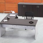 Escritorio recto con faldon metalico y extension recta 2 patas tubulares aluminio_wengue